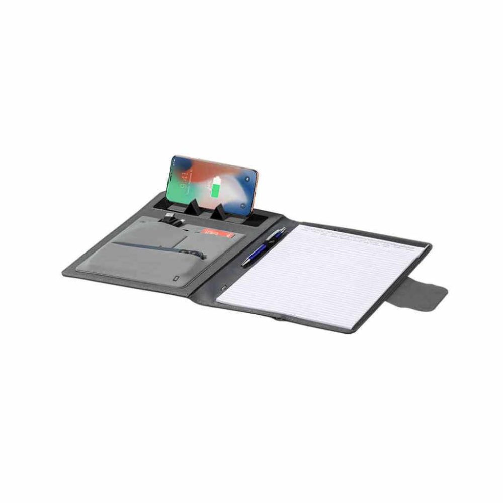 Multifunktionsmappe aus rPET mit integrierter Powerbank und Notizblock in Anwendung