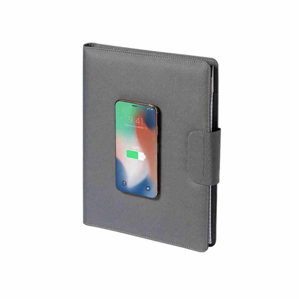 Multifunktionsmappe aus rPET mit integrierter Powerbank und Notizblock mit ladendem Handy